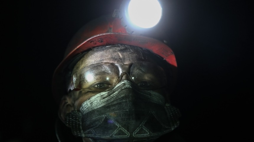 Один горняк погиб при обрушении породы на шахте в Якутии