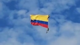 Двое военных сорвались с огромной высоты на авиашоу в Колумбии