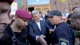 В сети посмеялись, как Порошенко хитро избежал «обстрела» яйцами