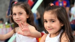 Видео: Волонтеры помогают сирийским детям вновь научиться радоваться