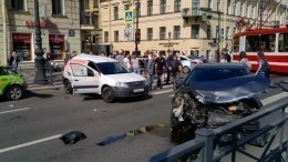 Подросток за рулем каршерингового авто попал в ДТП в центре Петербурга