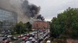 Видео: Бизнес-центр полыхает на Васильевском острове в Петербурге