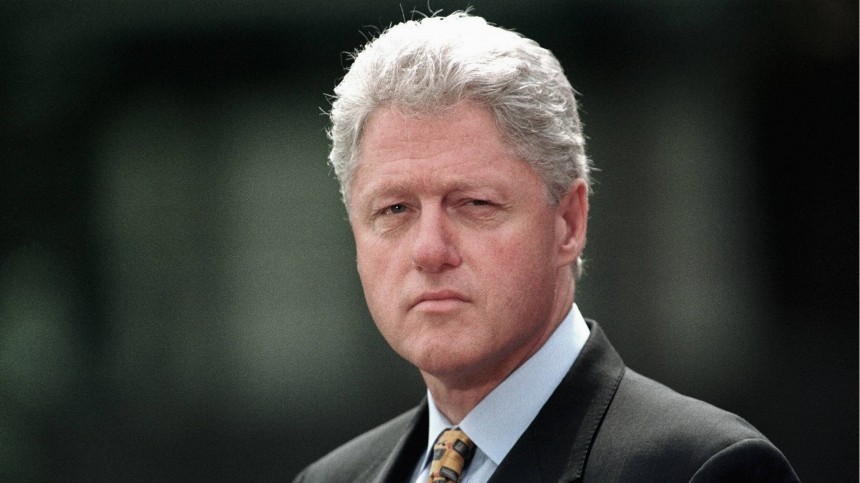 Фото: Портрет Билла Клинтона в платье и туфлях нашли в особняке Эпштейна
