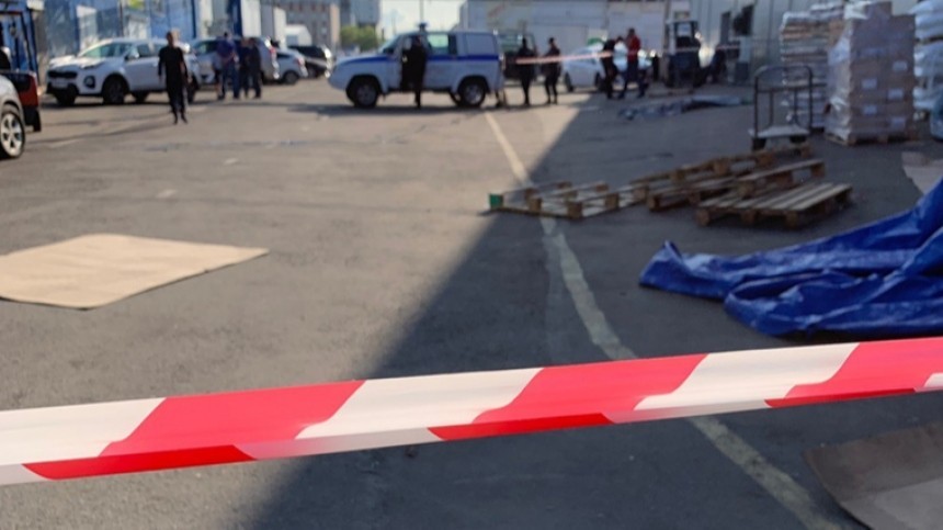 Очевидцы сообщают о перестрелке на петербургской оптовой базе «Салова 52»