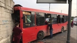Один человек погиб и 20 пострадали в ДТП с автобусом на окраине Перми — видео