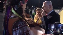 Сара Нетаньяху бросает на землю приветственный каравай в Киеве — новое видео