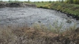 На грани экологической катастрофы: Озеро мазута полыхает в Самаре — видео