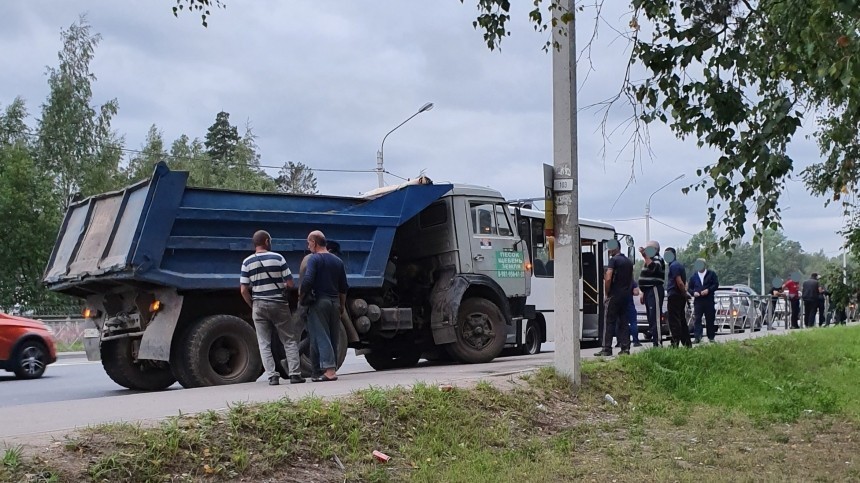 Автобус столкнулся с КАМАЗом в Ленобласти — фото