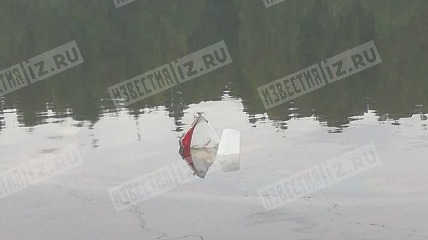 Спасатели ищут двоих человек после падения вертолета в реку под Вологдой