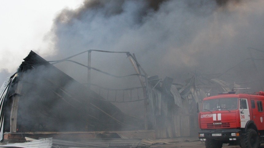 Склад горит на площади 200 квадратных метров в Петербурге