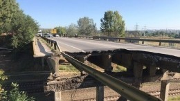 Видео: В Харькове после обвала моста водители продолжали ехать вблизи зияющей дыры