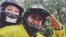 Дмитрий Дибров с женой Полиной на мотоцикле врезались в дерево