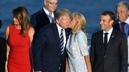 Видео: жена Макрона поцеловала Трампа на глазах у всех