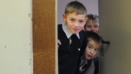 Виталий Милонов предлагает одеть школьников в картузы и фартуки