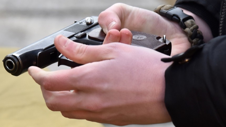 Мужчина открыл стрельбу на детской площадке в Петербурге