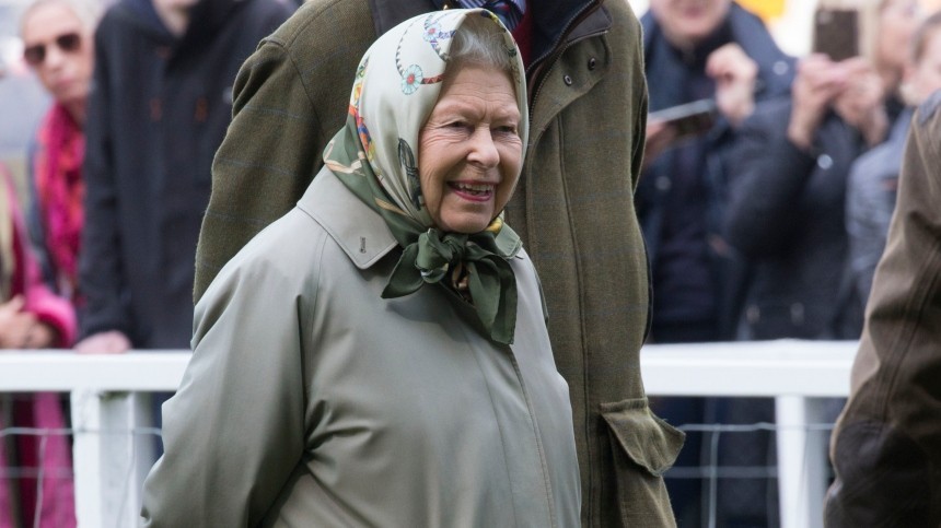 Королева англии в платке