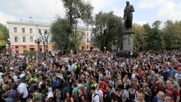 Порядка 750 человек вышли на несогласованный митинг в центре Москвы