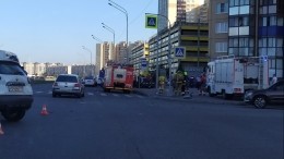 Женщина с коляской была сбита на остановке в Петербурге вылетевшим на тротуар авто