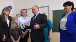 Путину показали в школе Тулуна обновленные классы и исполнили песню