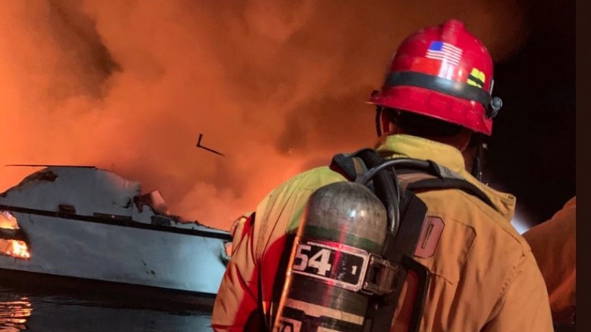 По меньшей мере 30 человек погибли при пожаре на корабле в Калифорнии