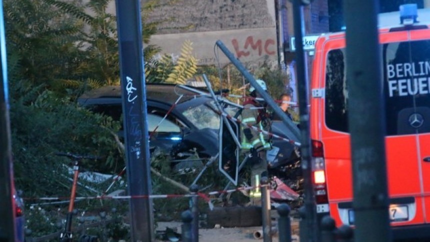 Гонки на Porsсhe: паркетник снес четырех пешеходов на тротуаре в центре Берлина