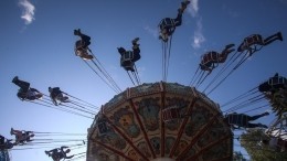 Мужчины подрались в очереди на аттракционы в Петербурге и задели ребенка