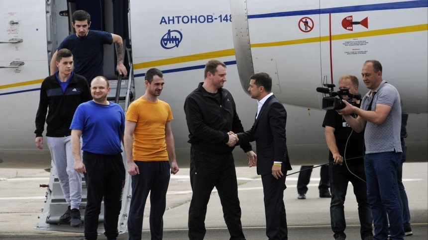 Вернувшиеся в Киев украинские моряки получили награды и кортики