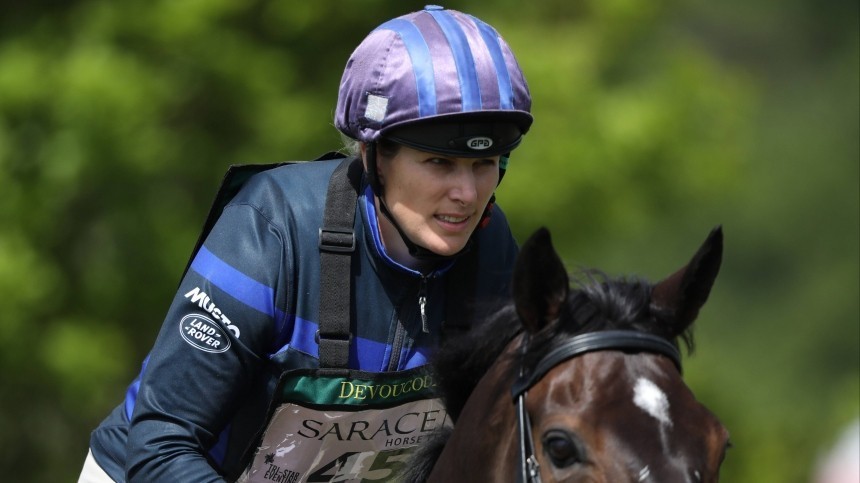 Фото: Внучка королевы Великобритании Зара Тиндолл упала с лошади на турнире