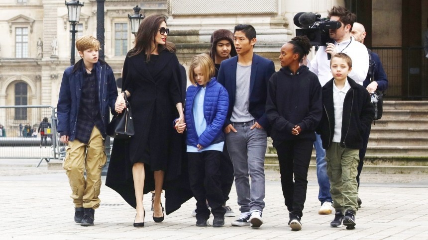 Анджелина Джоли задумалась об усыновлении седьмого ребенка