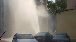 Забивший в Петербурге гейзер с горячей водой украсила радуга