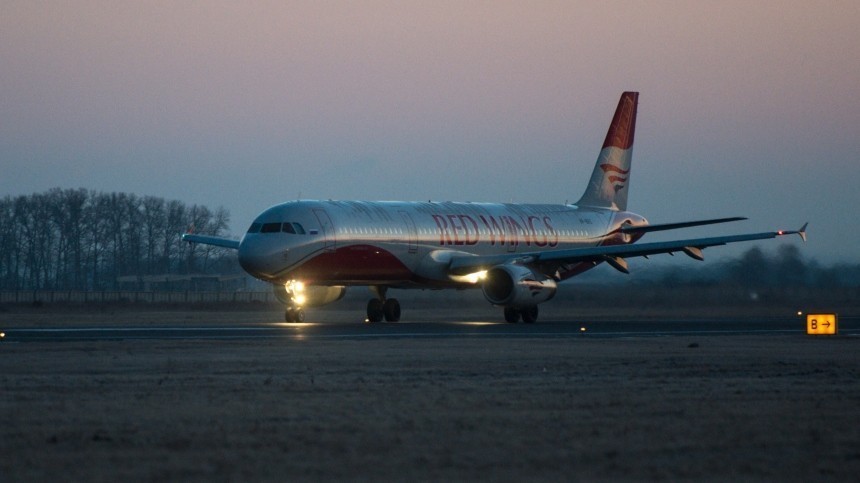 Очевидцы сообщили о возгорании шасси при посадке самолета из Москвы в Тиват