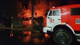 Видео: историческое здание церковно-приходской школы полыхает в Ленобласти