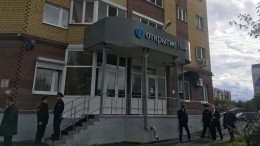 В Тюмени мужчина в маске, угрожая оружием, ограбил банк