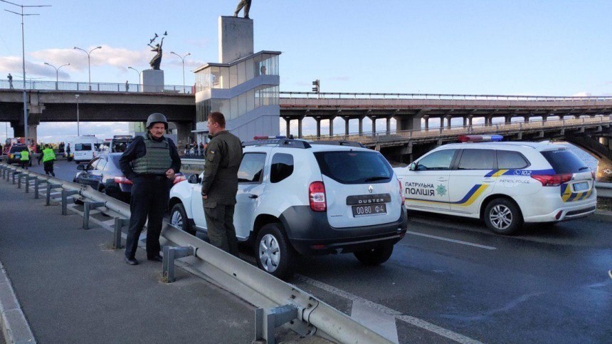 В Киеве угрожавшего взорвать мост мужчину задержал украинский спецназ