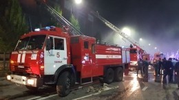 Специалисты выясняют причины серьезного пожара в торговом центре Грозного