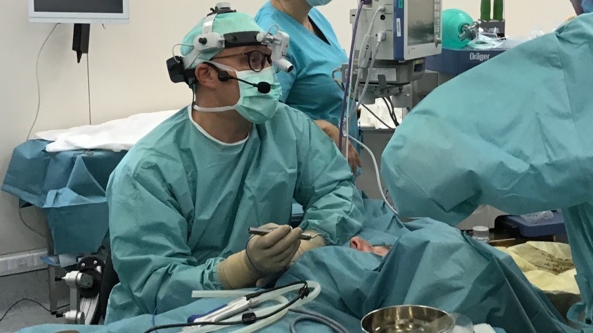 Врачи центра «СОГАЗ» провели показательную операцию и восстановили носовое дыхание у пациента