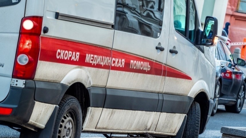 Машина скорой помощи врезалась в препятствие в Москве, есть пострадавшие