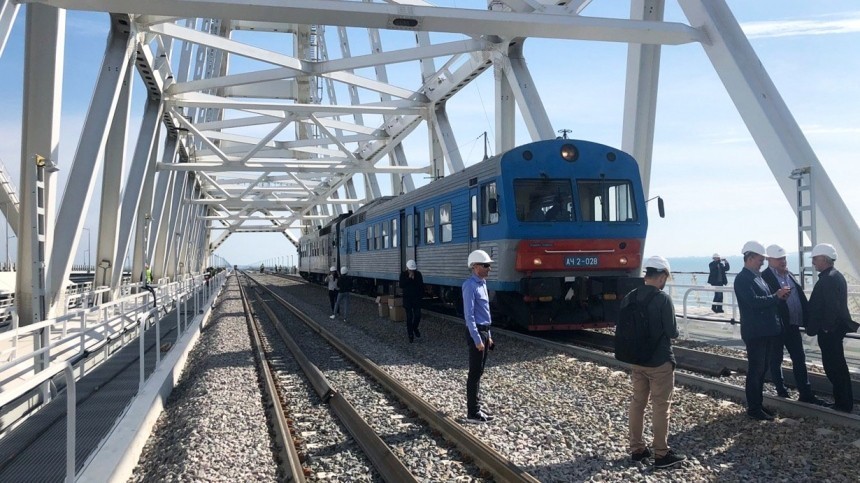 Тепловоз в тестовом режиме проехал по железнодорожной части Крымского моста