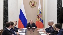 Путин поручил не допустить «фокусов» с доплатами врачам