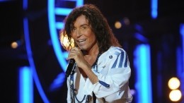 «Серьезно?» Леонтьев показал детское фото с прямыми волосами