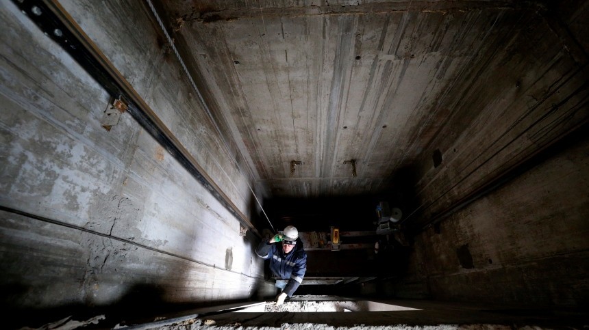 Очевидцы сообщили о падении человека в шахту лифта в ТЦ «Охотный ряд» в Москве