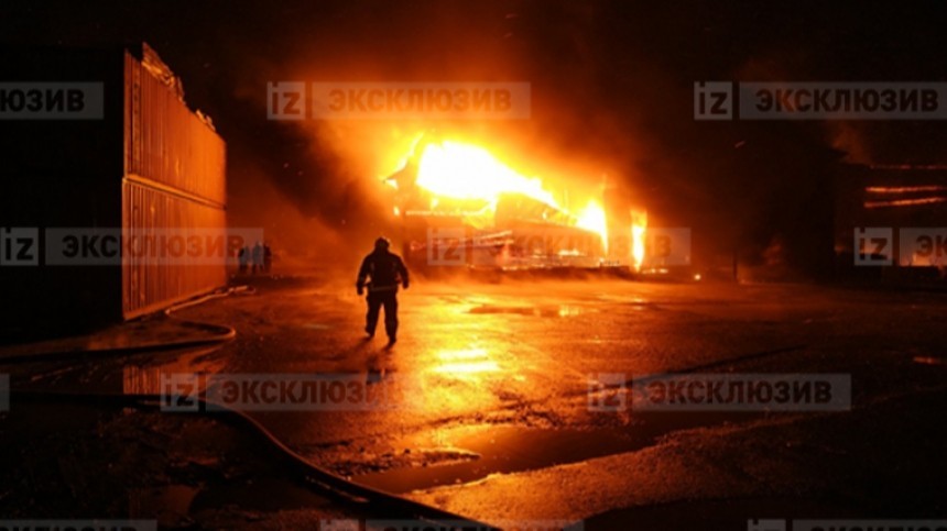 Серьезный пожар тушат на складах в Санкт-Петербурге