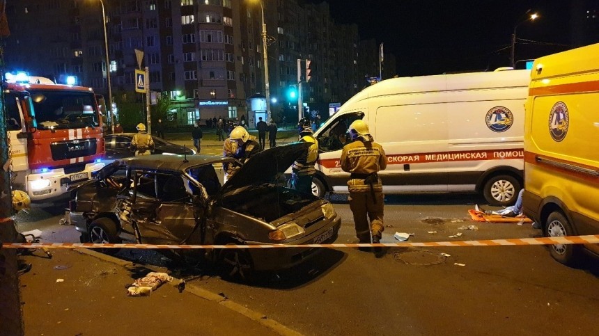 Массовая авария произошла с маршруткой в Петербурге, есть пострадавшие