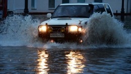 Видео: На улицах Владивостока из-за дождей тонут машины