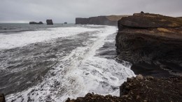 Туриста накрыло волной на пляже в Исландии