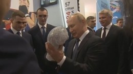 Боксеры вручили Путину бриллиантовую перчатку
