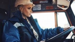 «Гелик уже не мощно»: хрупкая Алена Шишкова села за руль самосвала