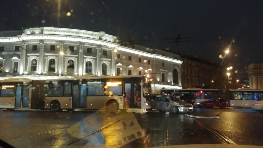 Автобус протаранил иномарку на Невском проспекте