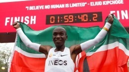 Кенийский бегун Кипчоге пробежал марафон за рекордно короткое время — видео