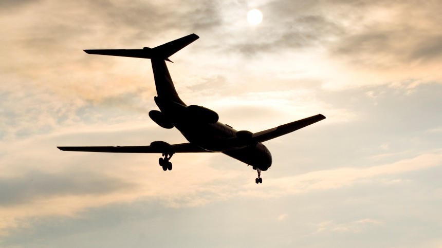 Самолет «Полярных авиалиний» вернулся в аэропорт вылета из-за отказа двигателя